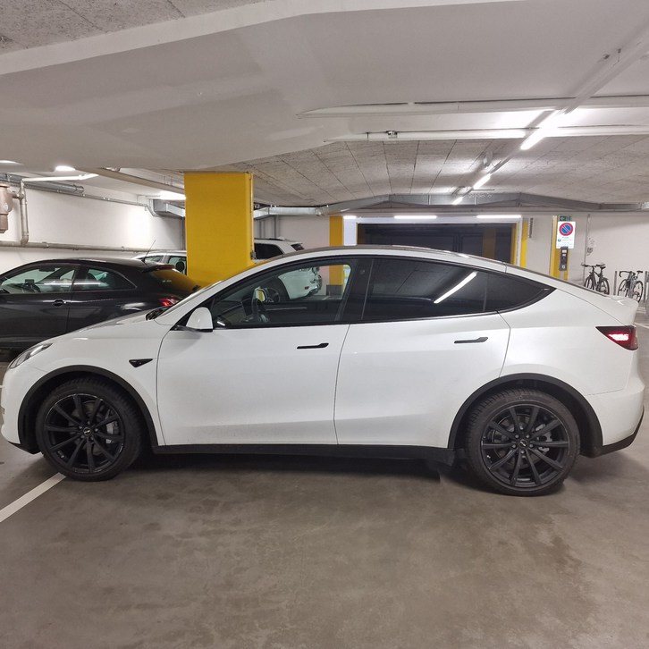 Tesla Model Y Long Range D