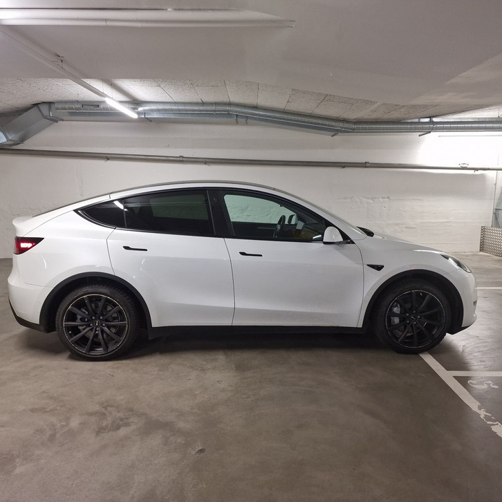 Tesla Model Y Long Range D