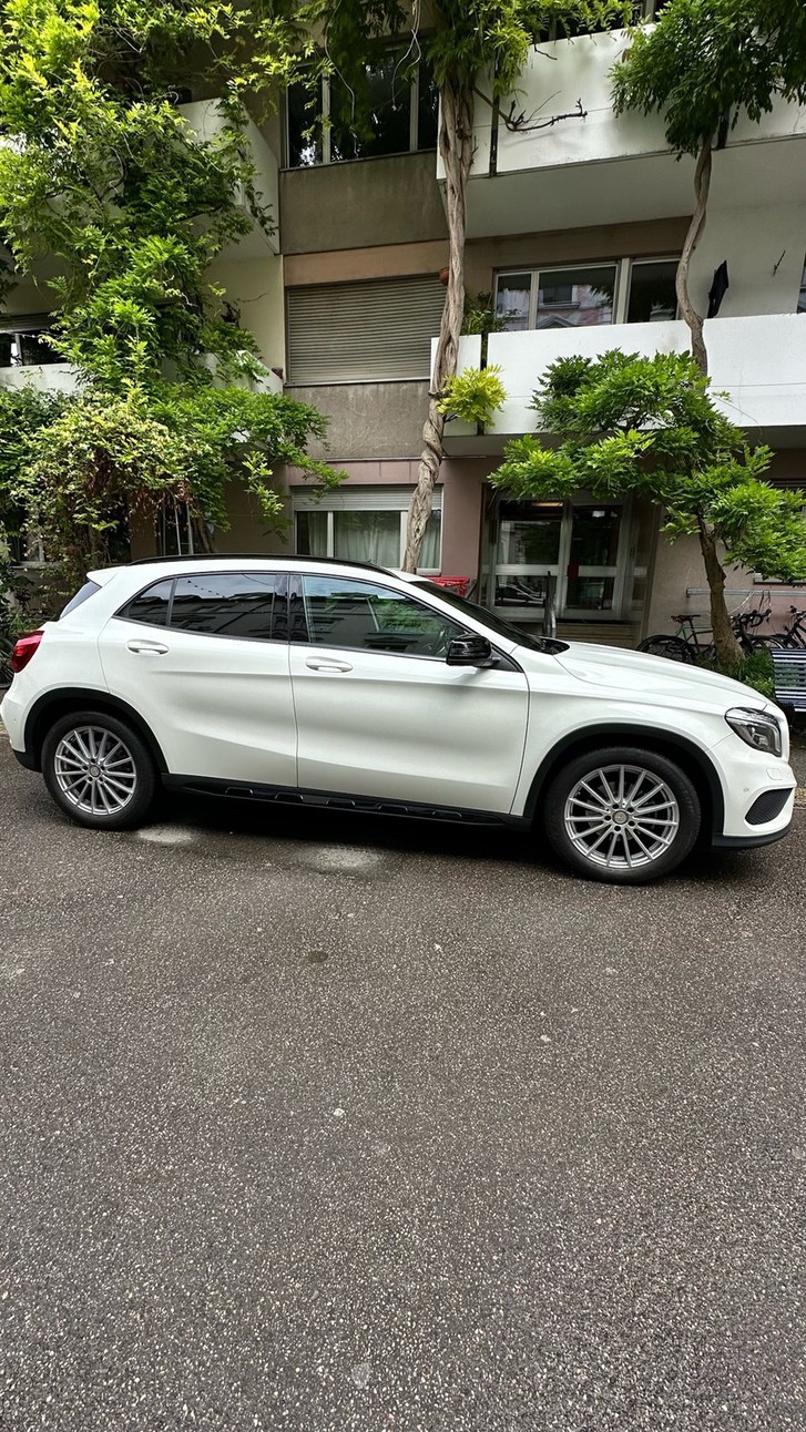 Mercedes-Benz GLA-Klasse X156 GLA 200 d AMG Line 4m