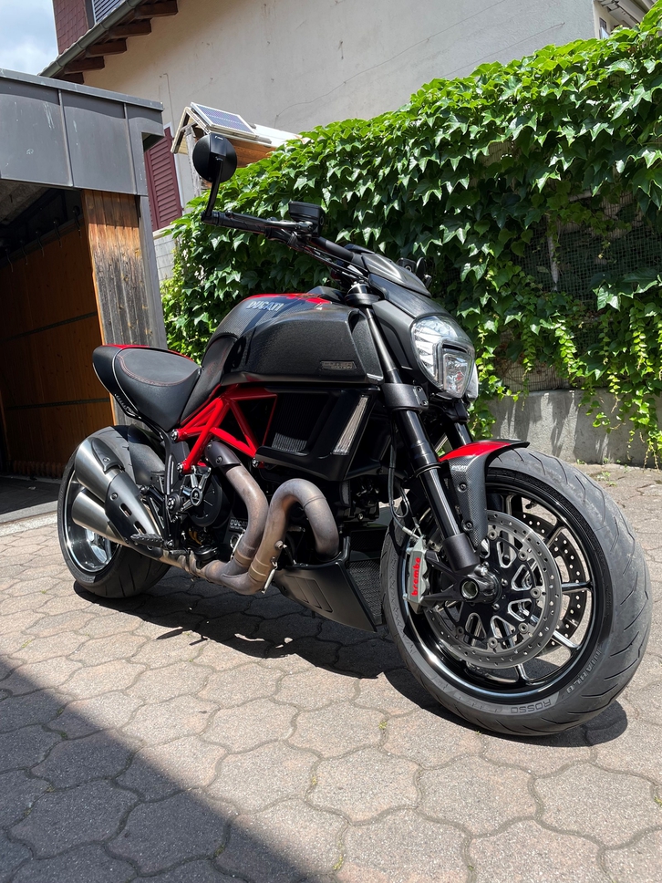 DUCATI Diavel 1200 Carbon red