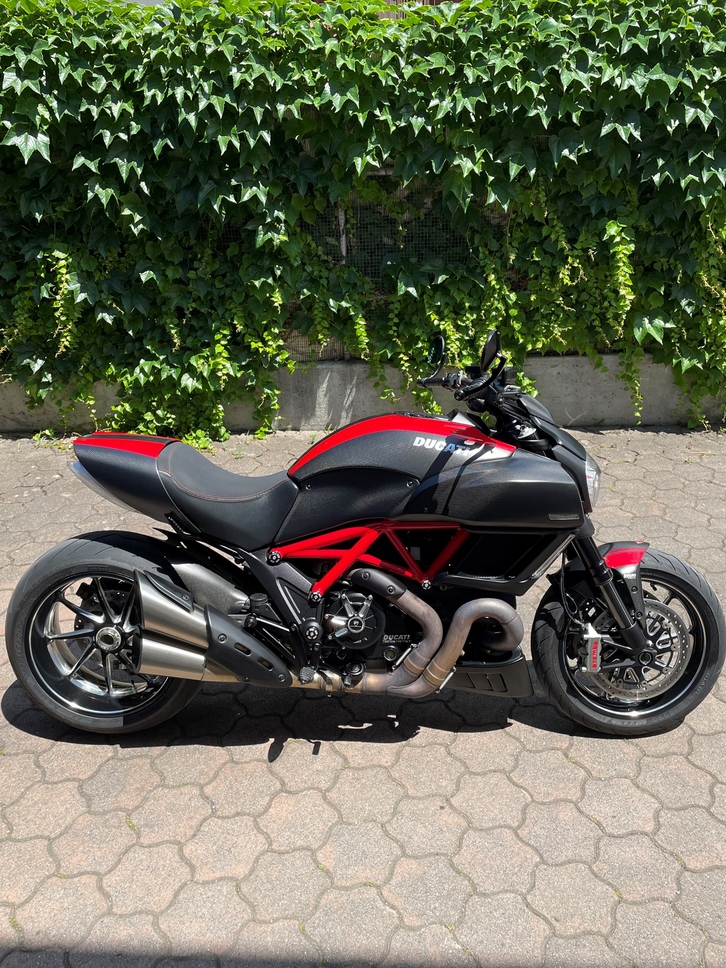 DUCATI Diavel 1200 Carbon red