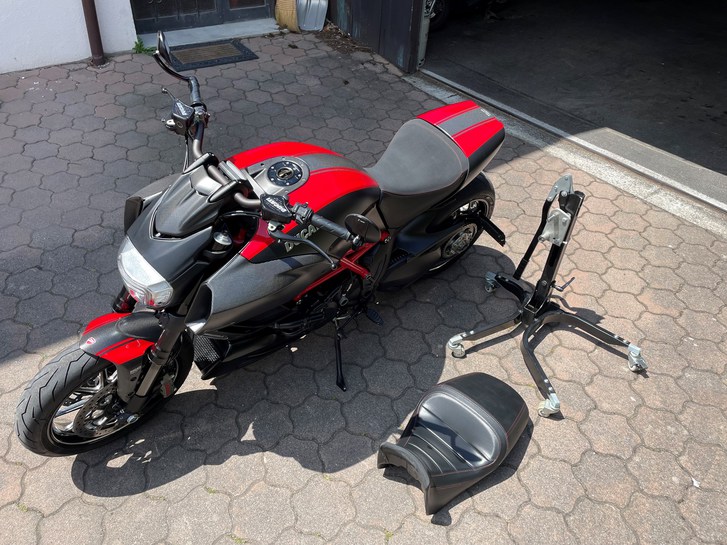 DUCATI Diavel 1200 Carbon red