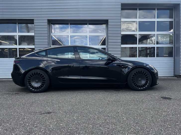 Tesla Model 3 Long Range mit Tuning Fahrwerk & Felgen Tesla