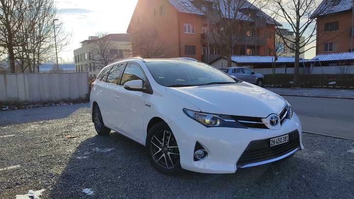 Toyota Auris Kombi Hybrid ab MFK - 10,990 CHF   Toyota