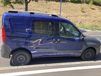 blauer Opel Lieferwagen/Camper